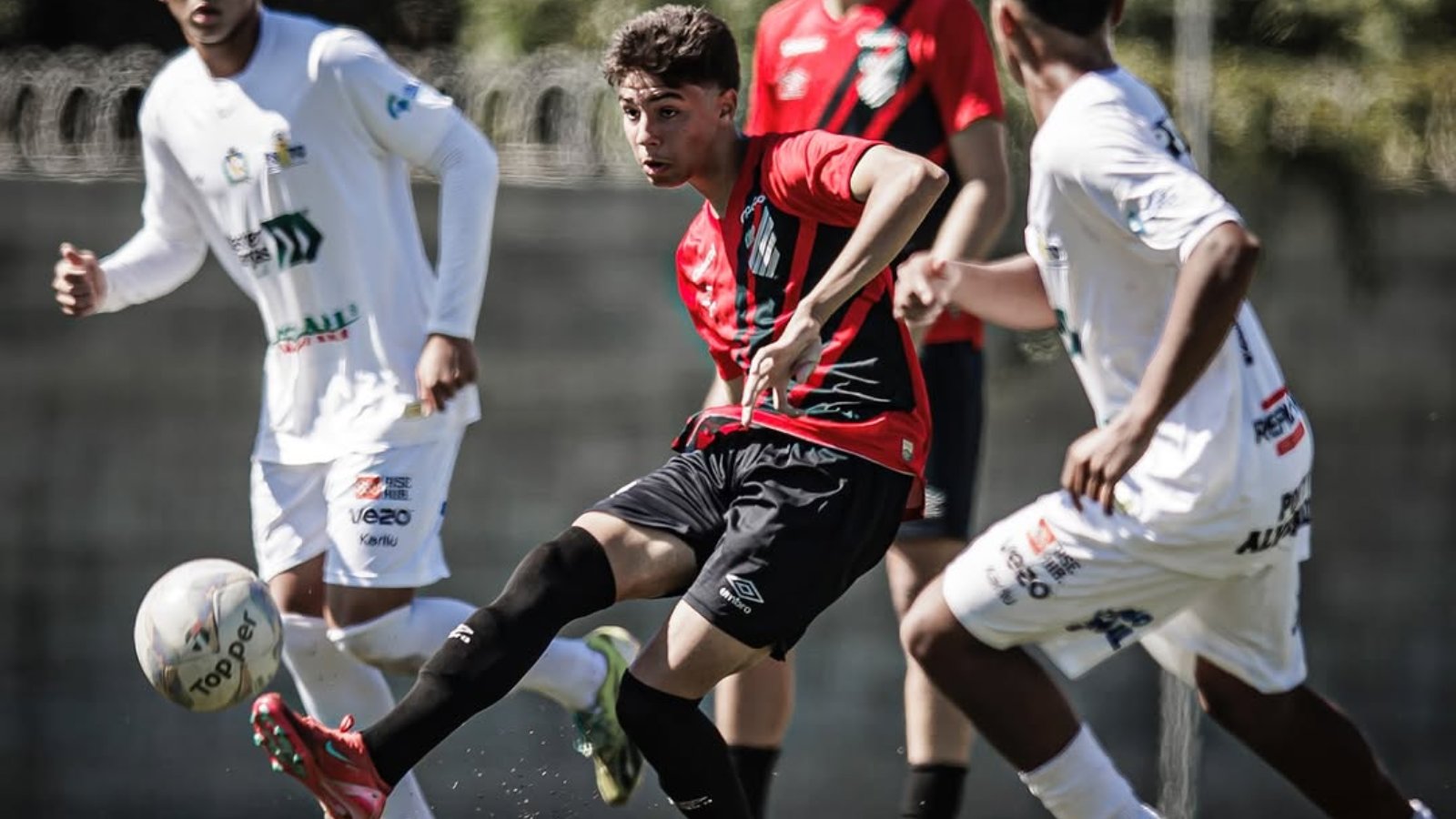 Sub-17 do Athletico-PR durante a partida. (Foto: Instagram/Gustavo Guedes)