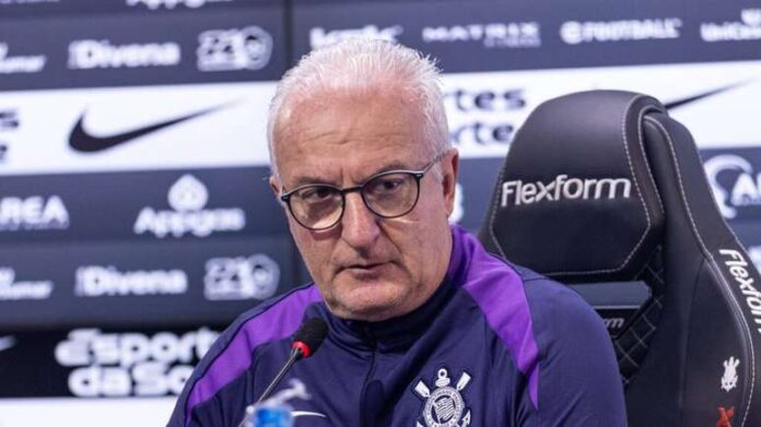 Treinador Dorival Júnior durante a coletiva