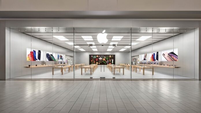 The entrance to a mall-based Apple Store.