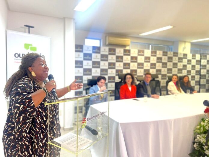 Ministra Macaé Evaristo reforça compromisso com população em situação de rua em Florianópolis